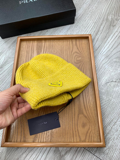 BEANIIE HAT IN CLASSIC YELLOW WOOL 335035
