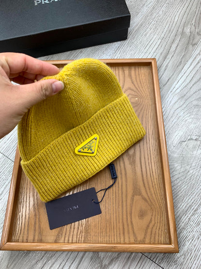 BEANIIE HAT IN CLASSIC YELLOW WOOL 335035