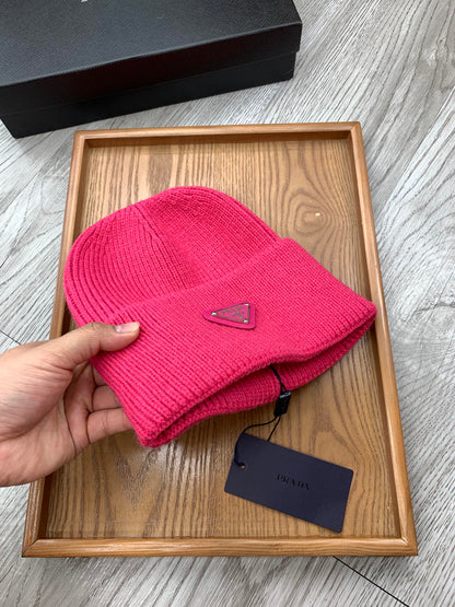 BEANIIE HAT IN BRIGHT PINK WOOL 335037