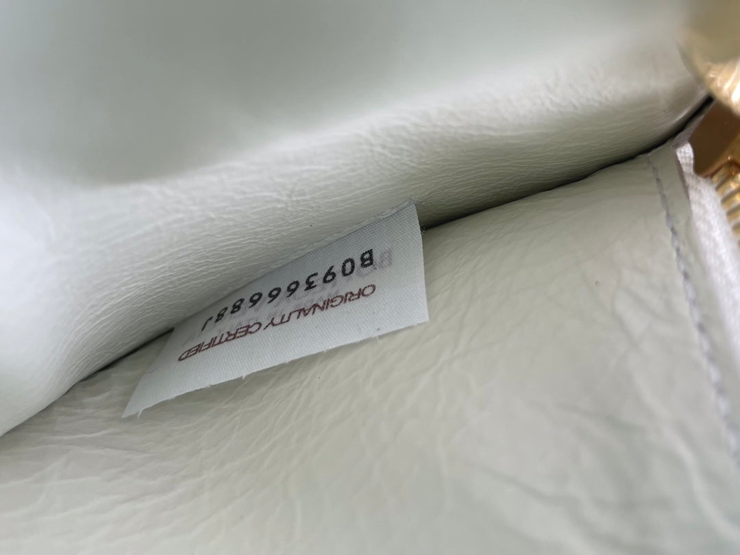 CASSETTE 28 IN WHITE SOFT LAMBSKIN