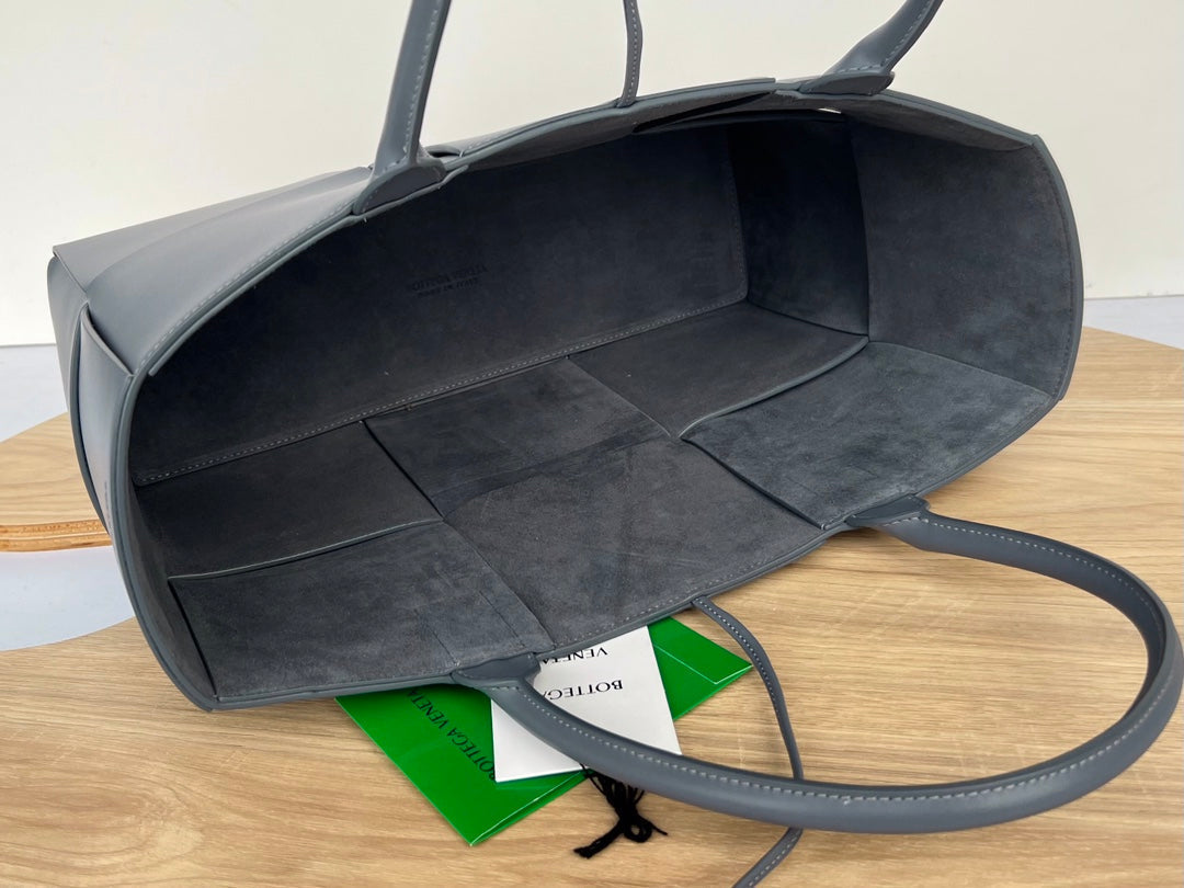 ARCO TOTE 36 IN TROUT GRAY CALFSKIN