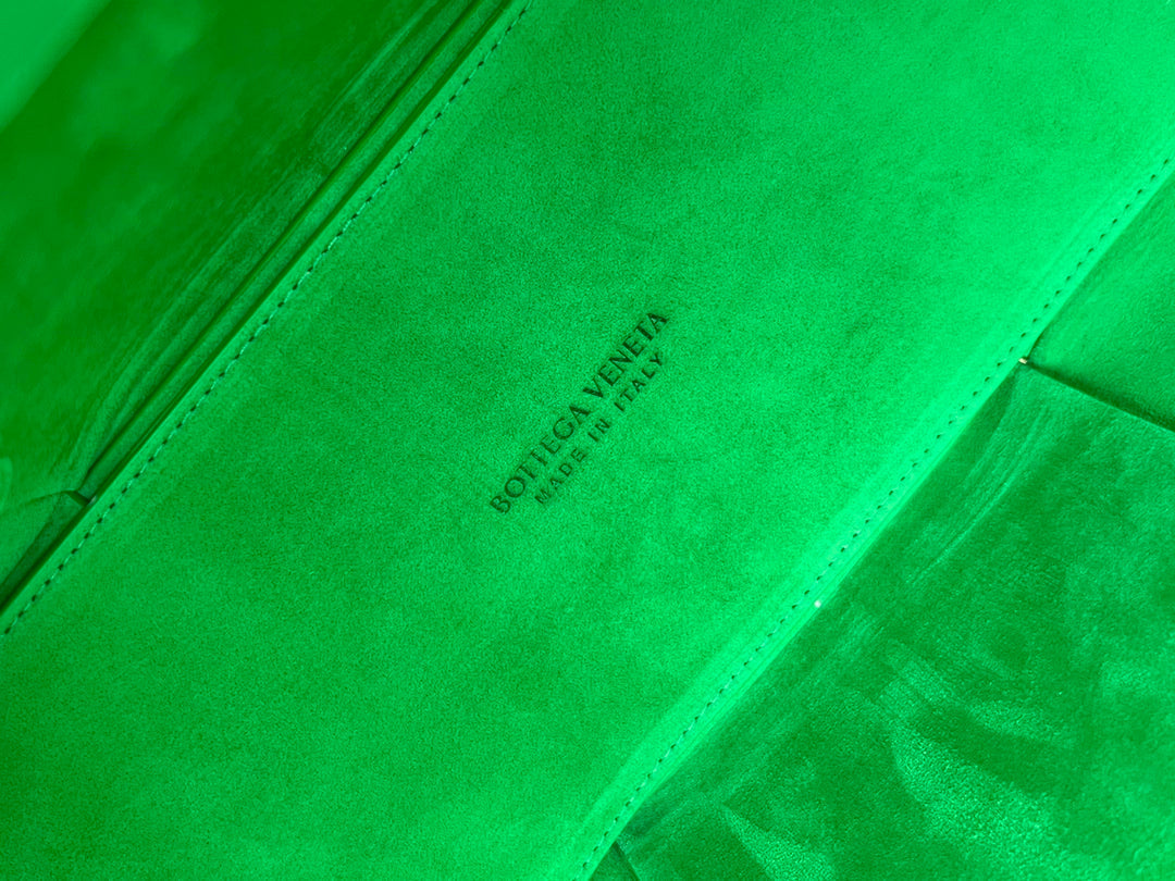 ARCO TOTE 36 IN MANTIS GREEN CALFSKIN