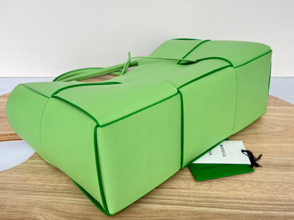 ARCO TOTE 36 IN MANTIS GREEN CALFSKIN