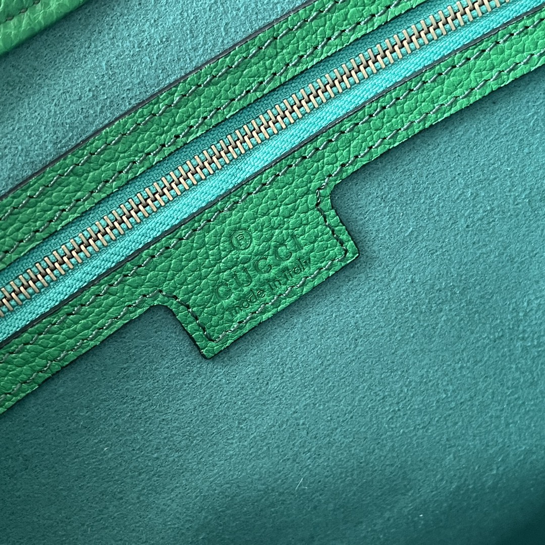 MEDIUM SHOULDER BAG 39 IN GREEN CALFSKIN GOLD HARDWARE