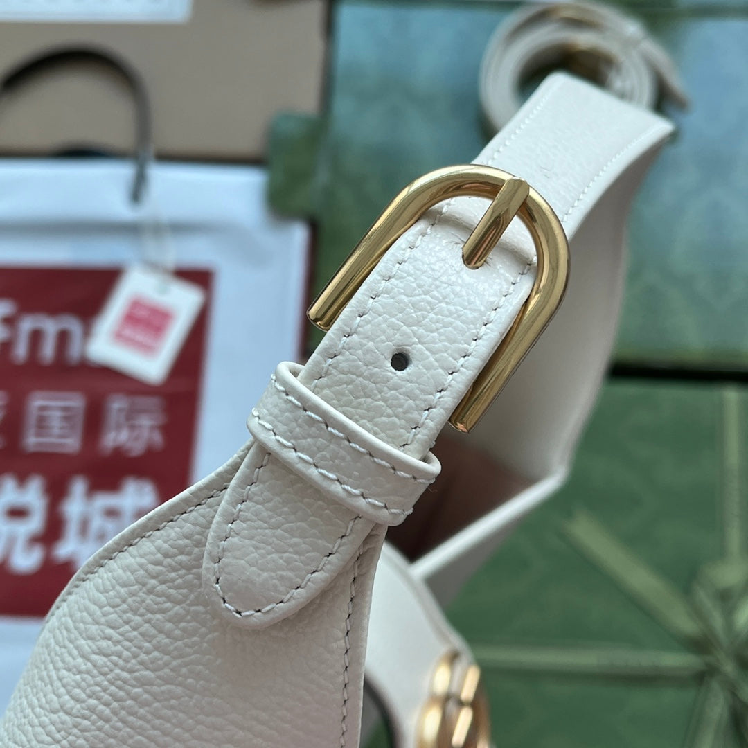 MEDIUM SHOULDER BAG 39 IN WHITE CALFSKIN GOLD HARDWARE