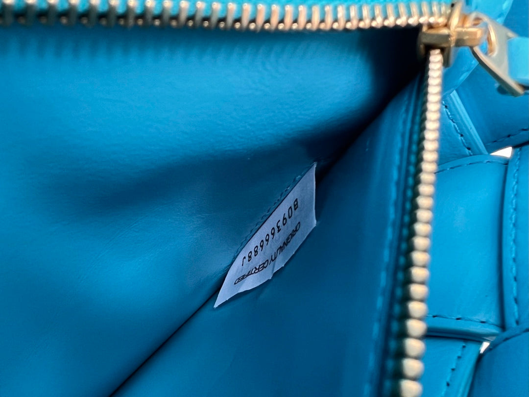 CASSETTE 28 IN SKY BLUE SOFT LAMBSKIN