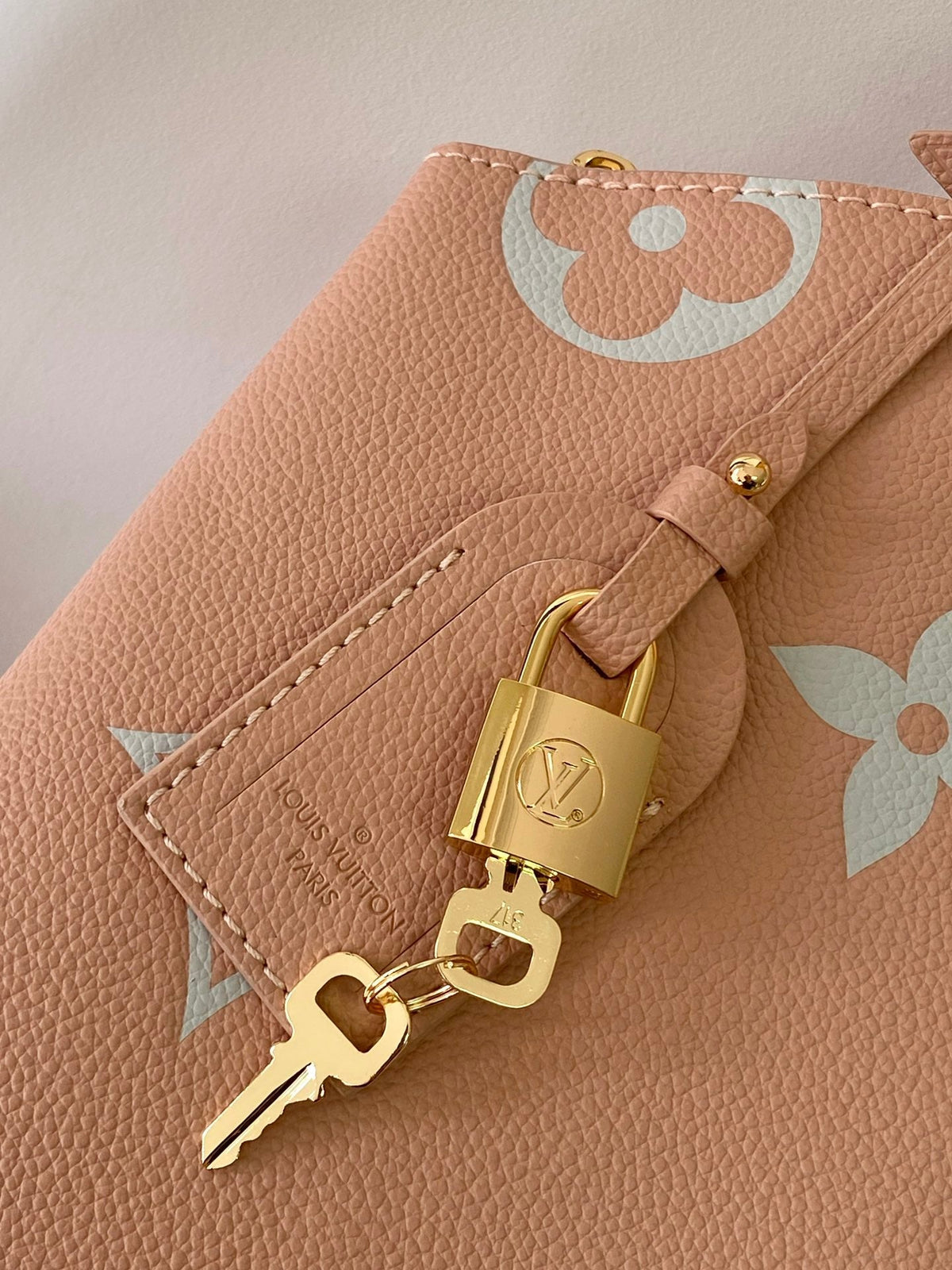 PETIT PALAIS PM MEDIUM SHOULDER BAG 29 IN PINK EMBOSSED COWHIDE GOLD-TONE HARDWARE