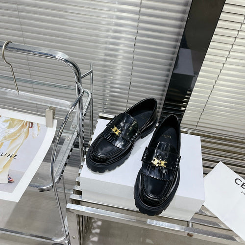MARGARET CHUNKY LOAFER WITH FRINGES AND TRIOMPHE CHAIN IN POLISHED BULL GLOSSY BLACK