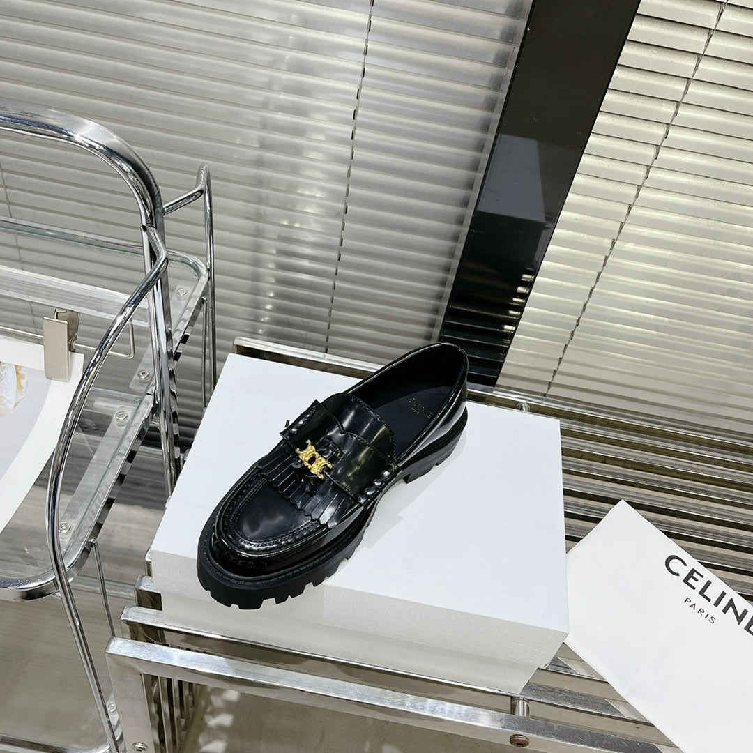 MARGARET CHUNKY LOAFER WITH FRINGES AND TRIOMPHE CHAIN IN POLISHED BULL GLOSSY BLACK
