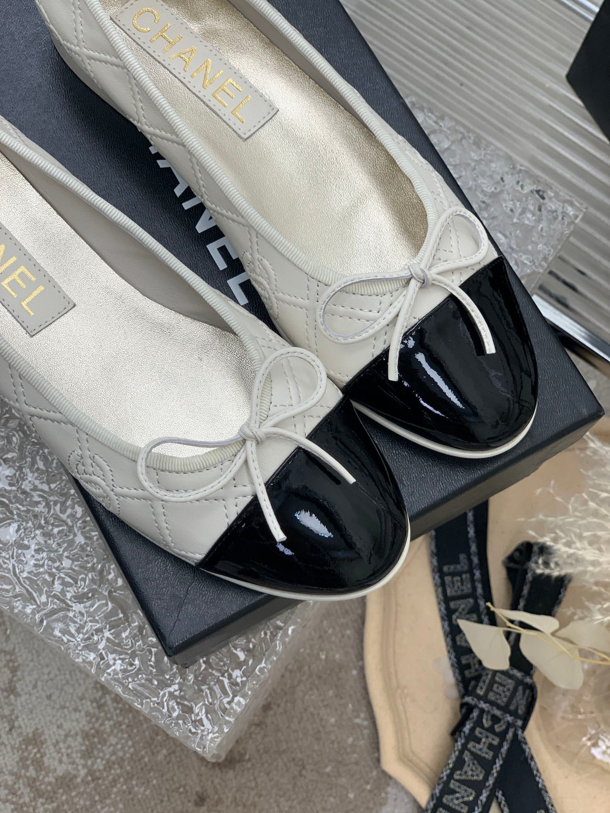 BALLET FLAT GLOSSY BLACK MIX IVORY LAMBSKIN