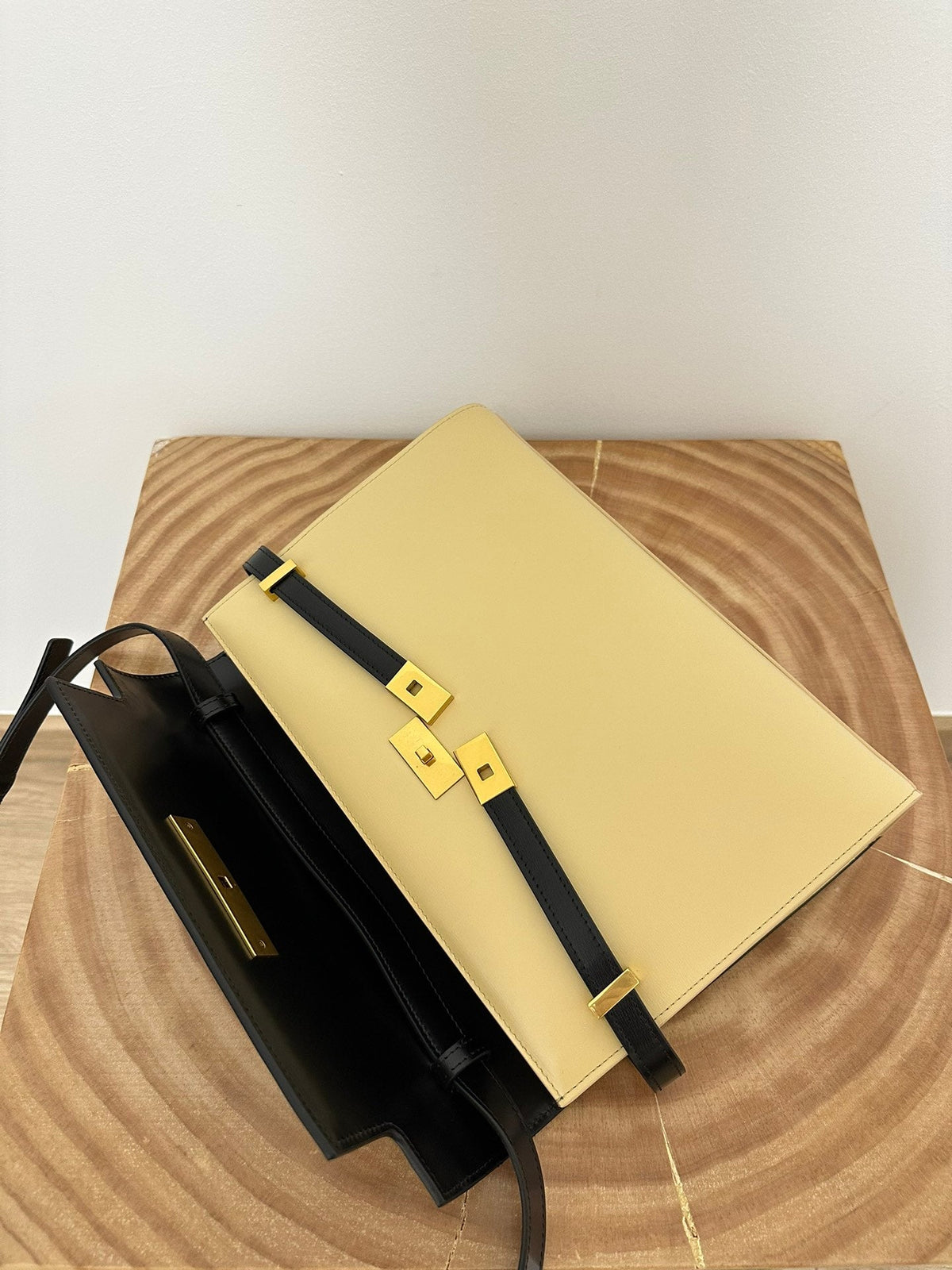 MANHATTAN 29 TOP-HANDLE IN SMOOTH BLACK BEIGE CALFSKIN