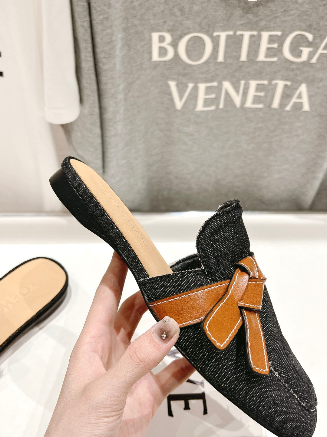 LW GATE BELTED MULE BLACK DENIM