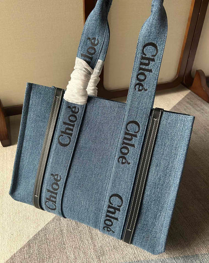 MEDIUM WOODY TOTE BAG 37 IN BLUE DENIM BLACK CALFSKIN