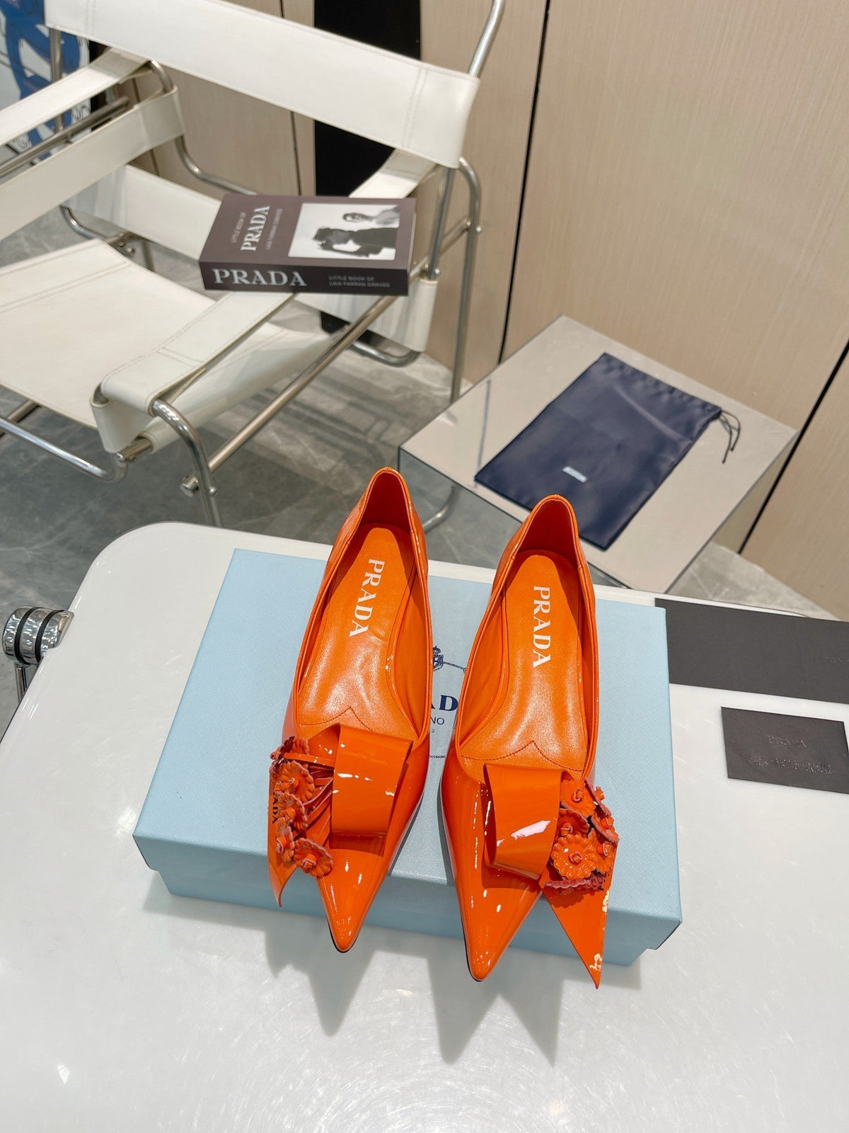 BALLET FLATS POINTED TOE IN ORANGE PATENT CALFSKIN ATTACHED FLOWERS
