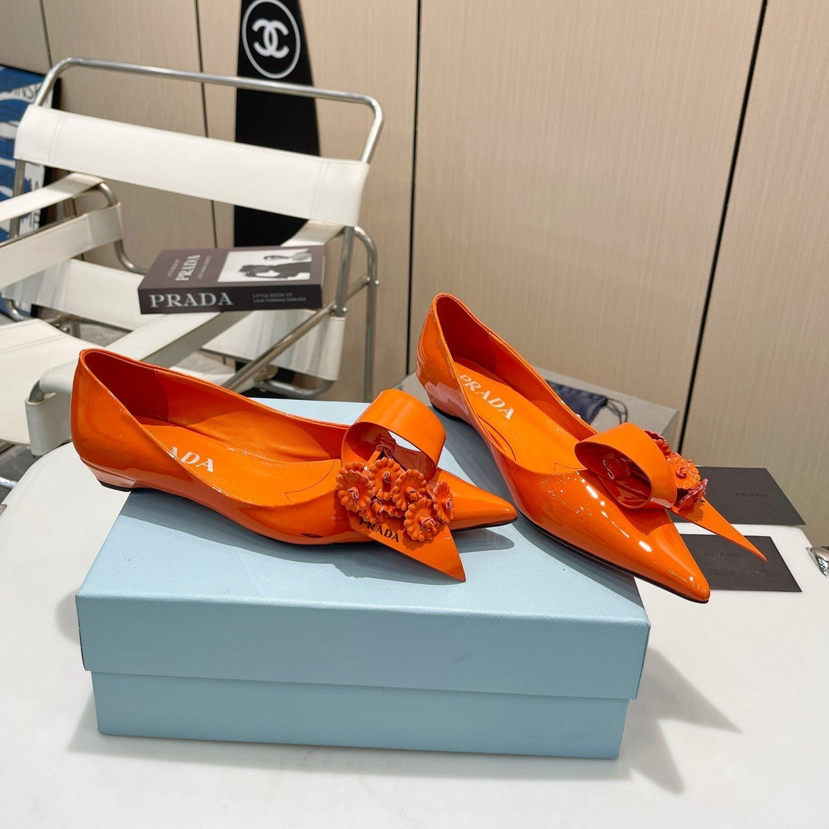 BALLET FLATS POINTED TOE IN ORANGE PATENT CALFSKIN ATTACHED FLOWERS