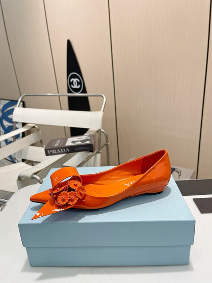 BALLET FLATS POINTED TOE IN ORANGE PATENT CALFSKIN ATTACHED FLOWERS