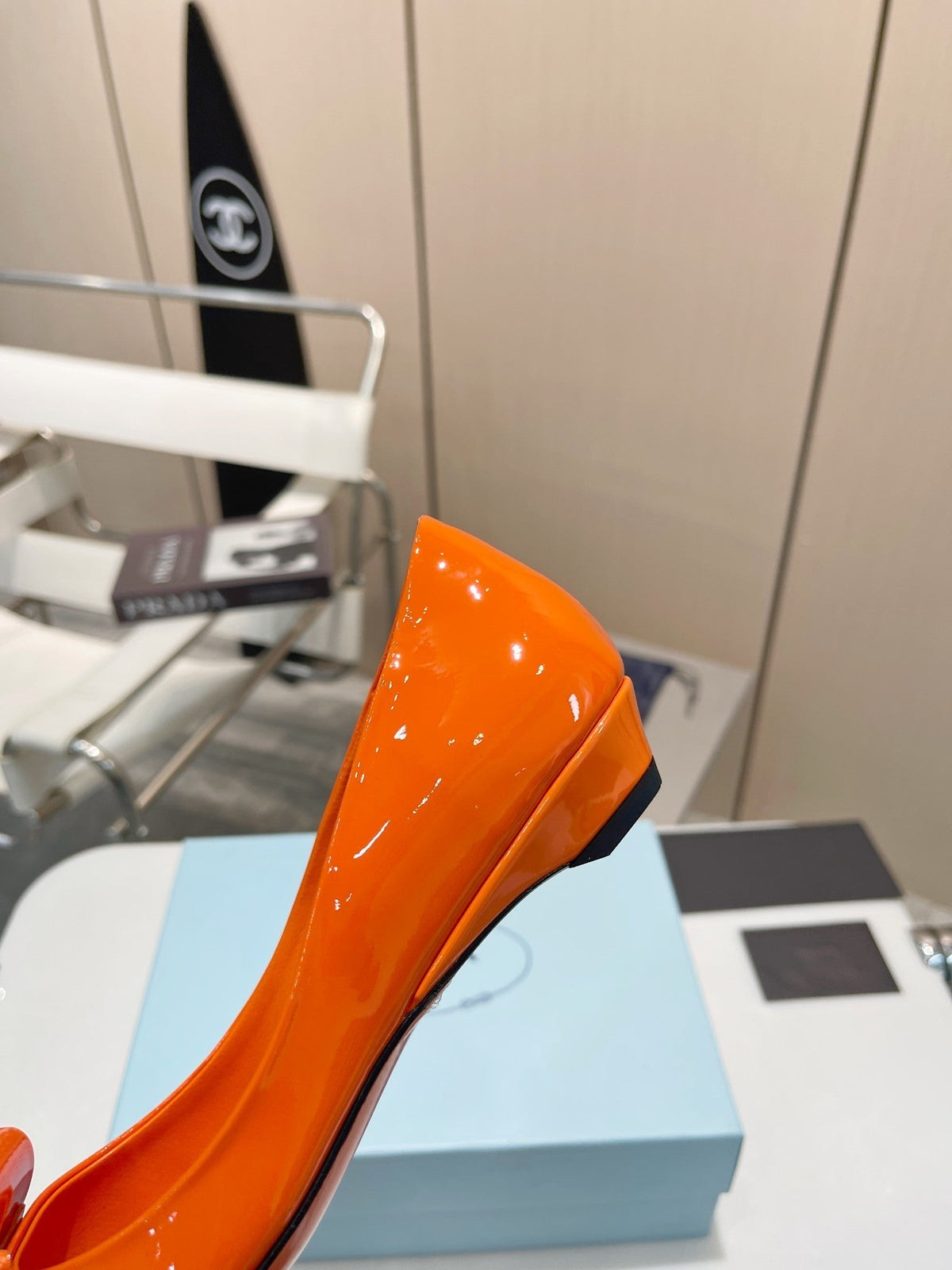 BALLET FLATS POINTED TOE IN ORANGE PATENT CALFSKIN ATTACHED FLOWERS