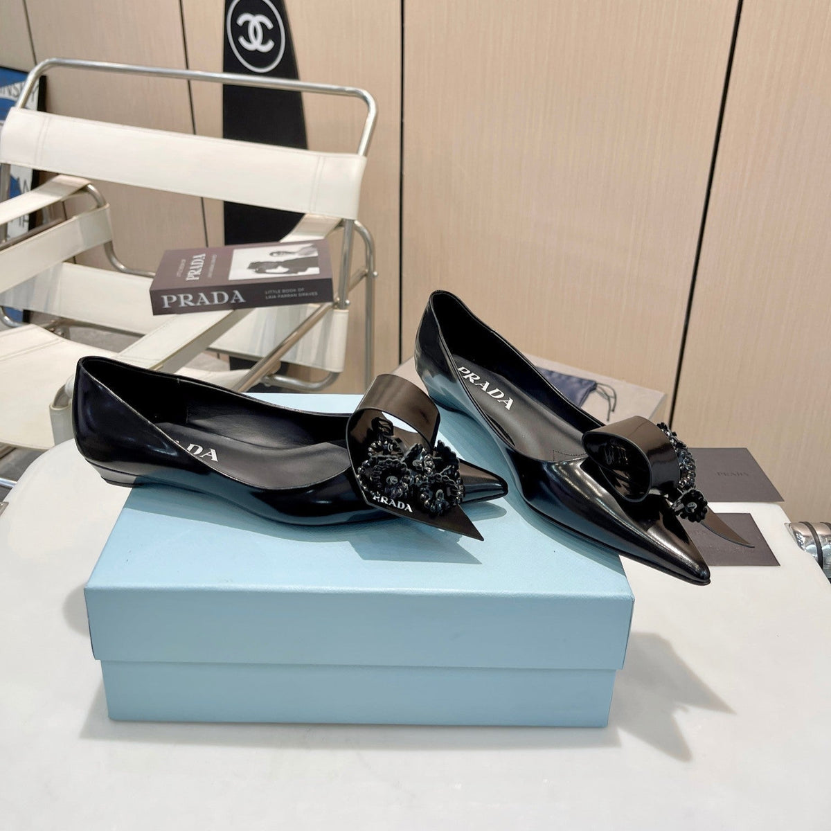 BALLET FLATS POINTED TOE IN BLACK SHINY CALFSKIN ATTACHED FLOWERS