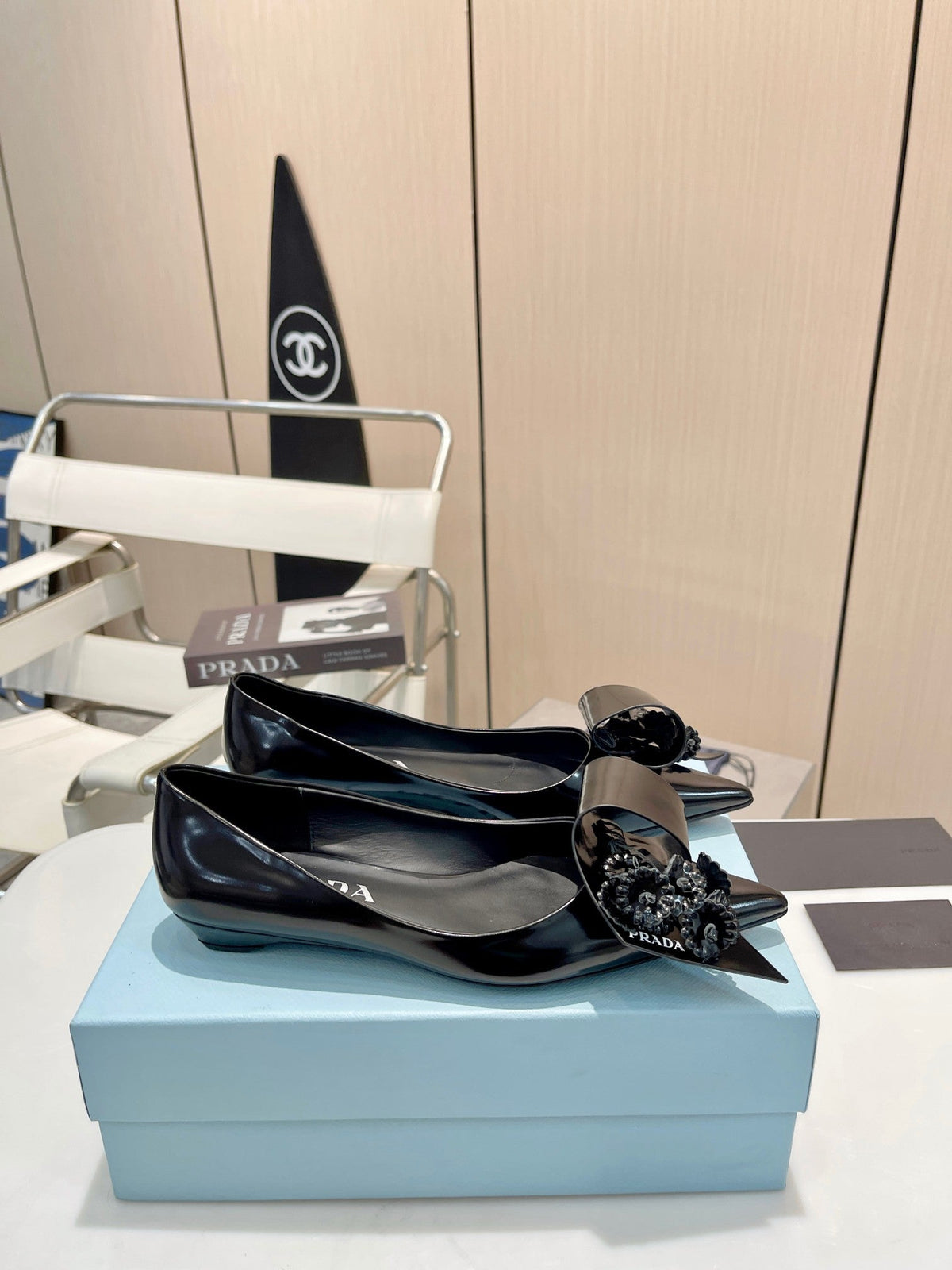 BALLET FLATS POINTED TOE IN BLACK SHINY CALFSKIN ATTACHED FLOWERS