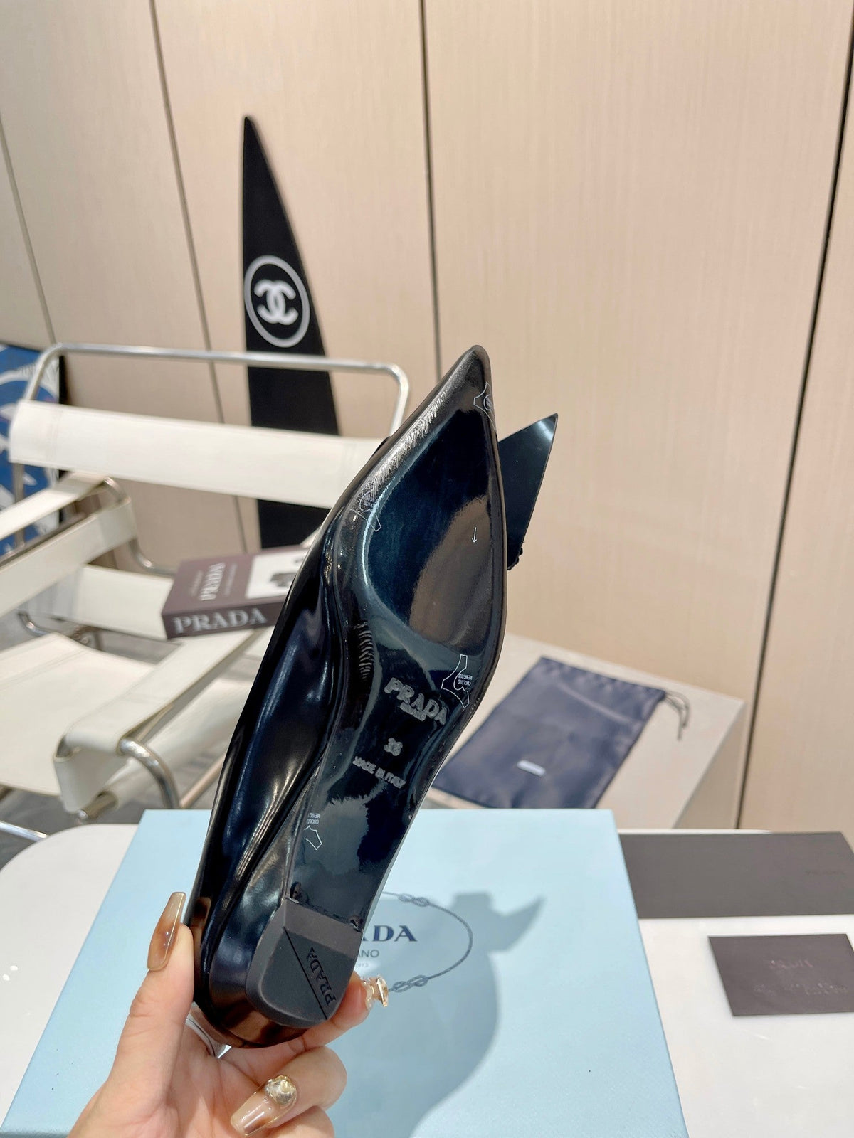 BALLET FLATS POINTED TOE IN BLACK SHINY CALFSKIN ATTACHED FLOWERS