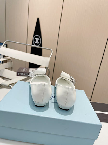 BALLET FLATS POINTED TOE IN WHITE SHINY CALFSKIN ATTACHED FLOWERS