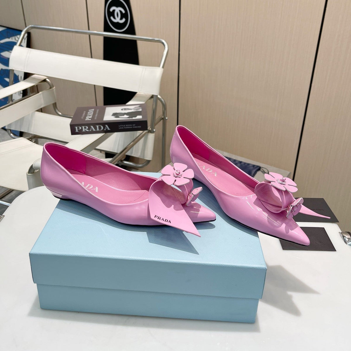 BALLET FLATS POINTED TOE IN PINK SHINY CALFSKIN ATTACHED FLOWERS