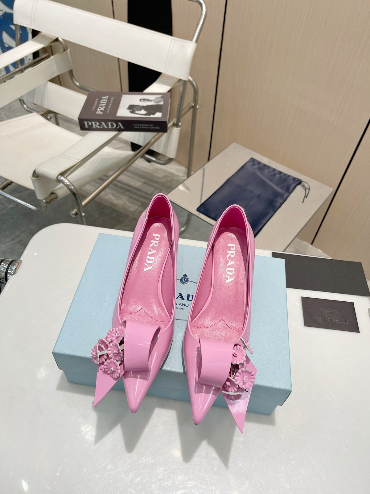MEDIUM HEEL PUMPS IN PINK PATENT CALFSKIN ATTACHED CREATIVE FLOWERS
