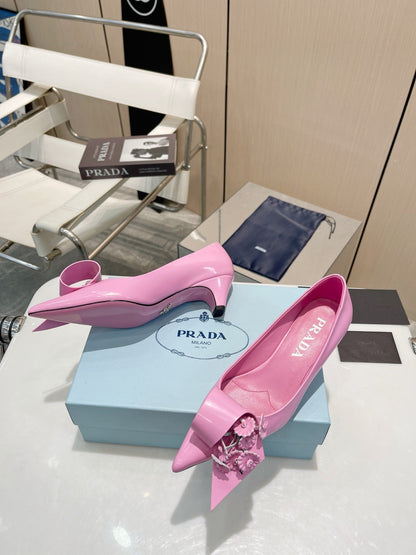MEDIUM HEEL PUMPS IN PINK PATENT CALFSKIN ATTACHED CREATIVE FLOWERS