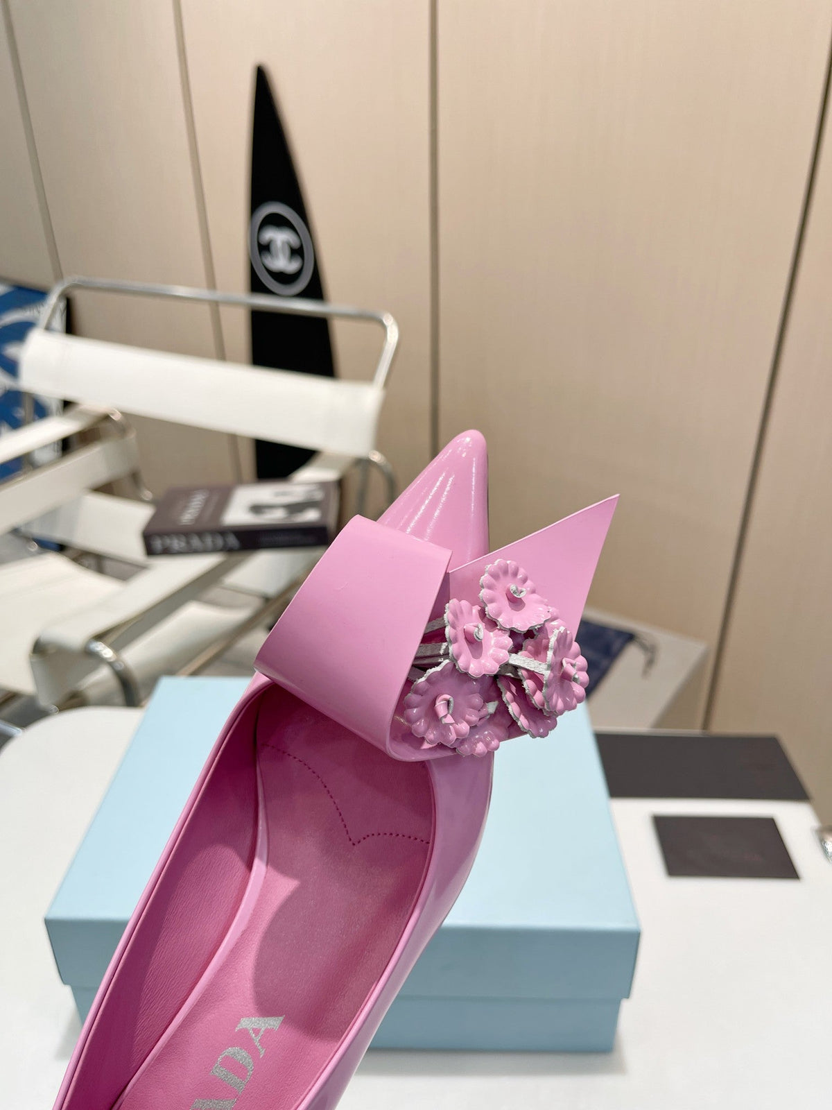 MEDIUM HEEL PUMPS IN PINK PATENT CALFSKIN ATTACHED CREATIVE FLOWERS