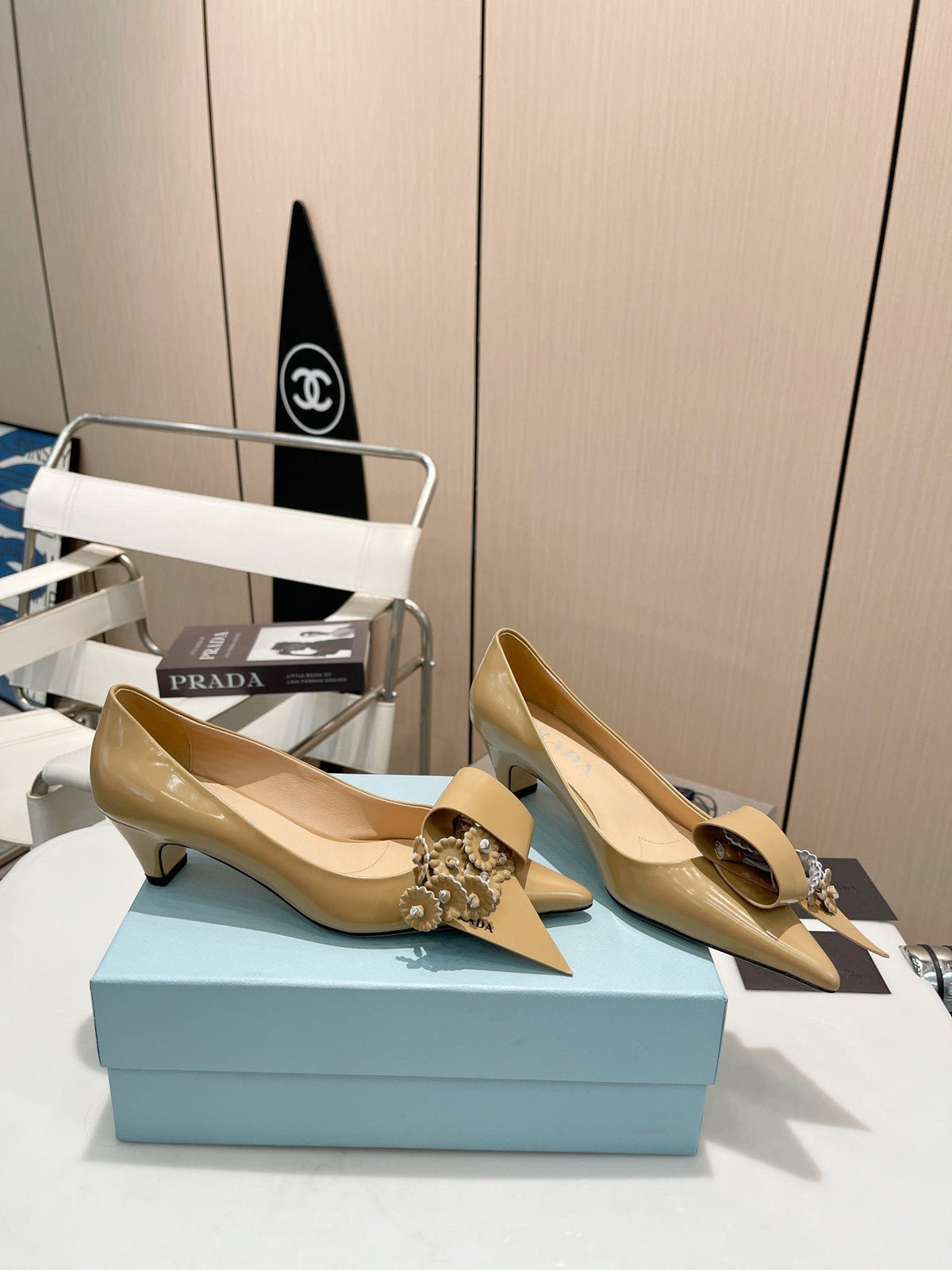 MEDIUM HEEL PUMPS IN TORTILLA BROWN PATENT CALFSKIN ATTACHED CREATIVE FLOWERS