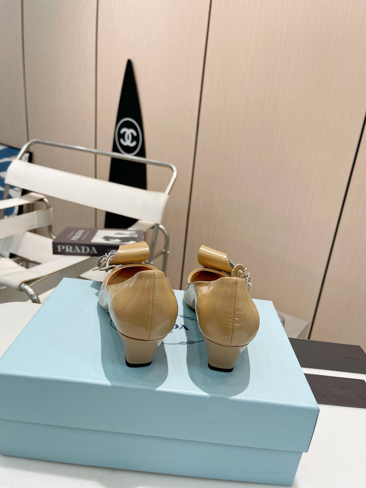 MEDIUM HEEL PUMPS IN TORTILLA BROWN PATENT CALFSKIN ATTACHED CREATIVE FLOWERS