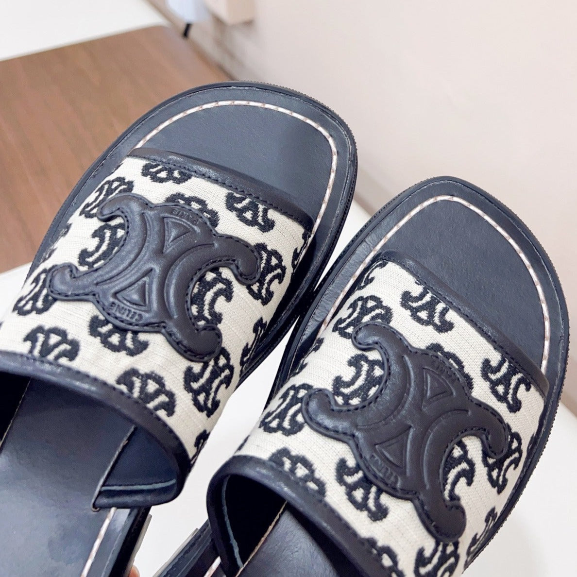 LEA TRIOMPHE PLATFORM SLIDES WOMEN VEGETABLE TANNED CALFSKIN BLACK/WHITE