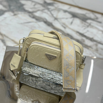 CAMERA BAG 23 IN CREAM WRINKLED LAMBSKIN