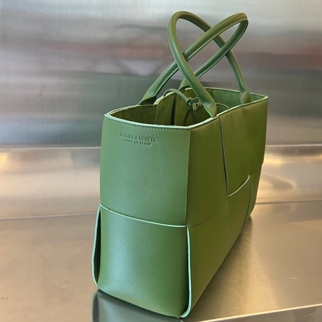 ARCO TOTE 36 IN GLADE GREEN CALFSKIN