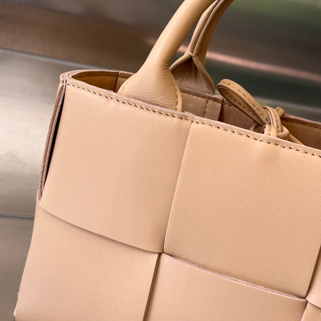 CANDY ARCO TOTE 20 IN TAN BROWN CALFSKIN