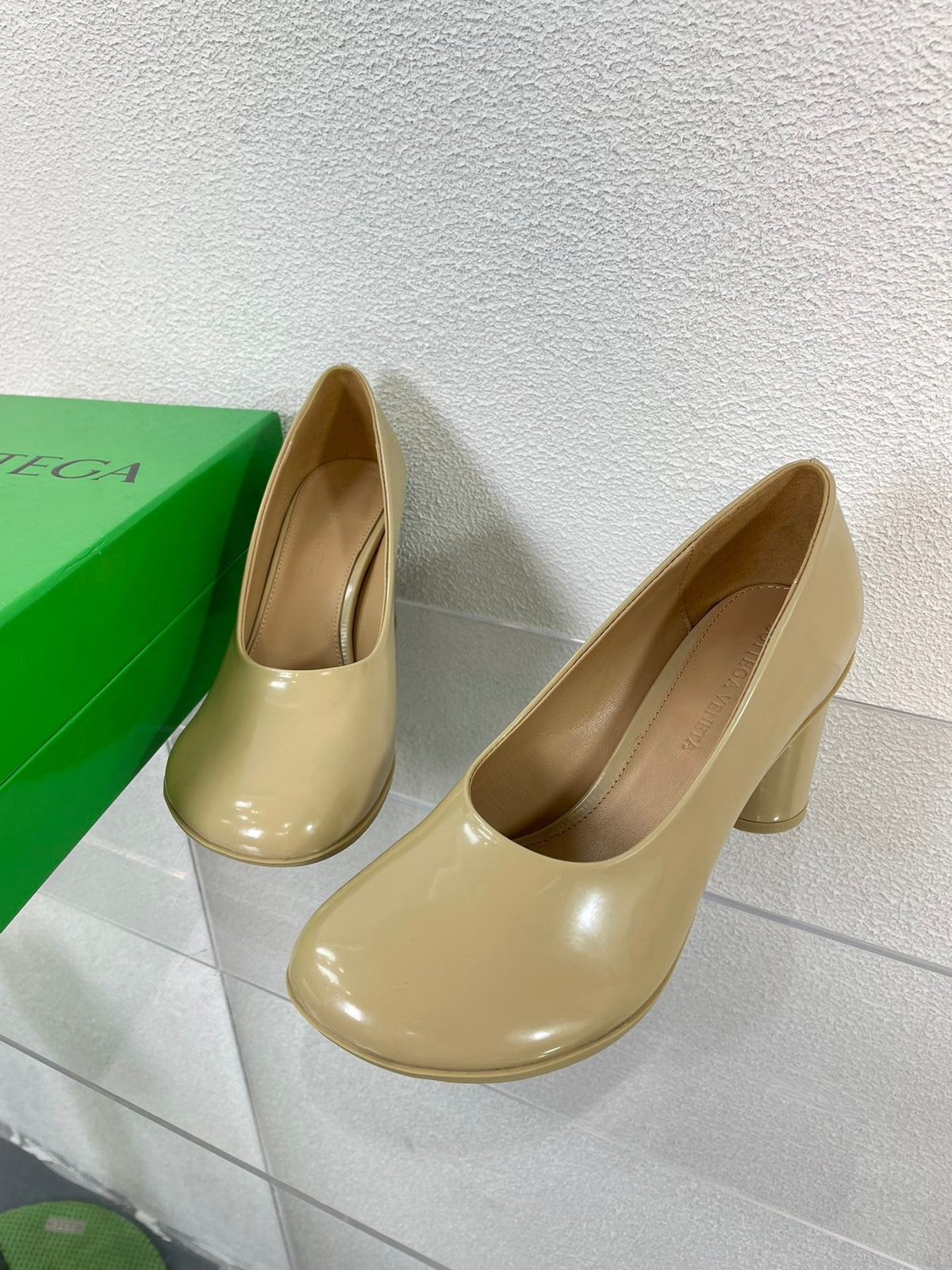 ATOMIC HIGH PUMP 9 CM IN BISQUE BEIGE CALFSKIN