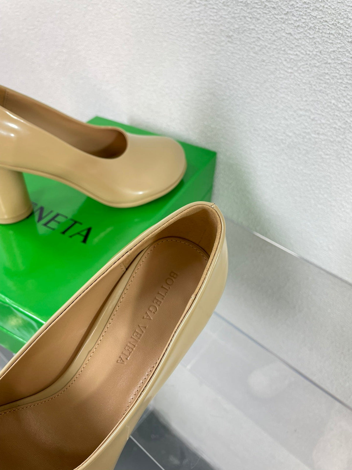 ATOMIC HIGH PUMP 9 CM IN BISQUE BEIGE CALFSKIN