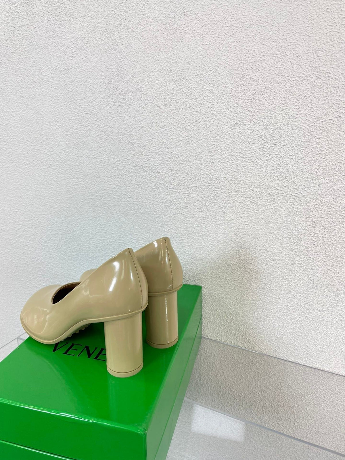 ATOMIC HIGH PUMP 9 CM IN BISQUE BEIGE CALFSKIN
