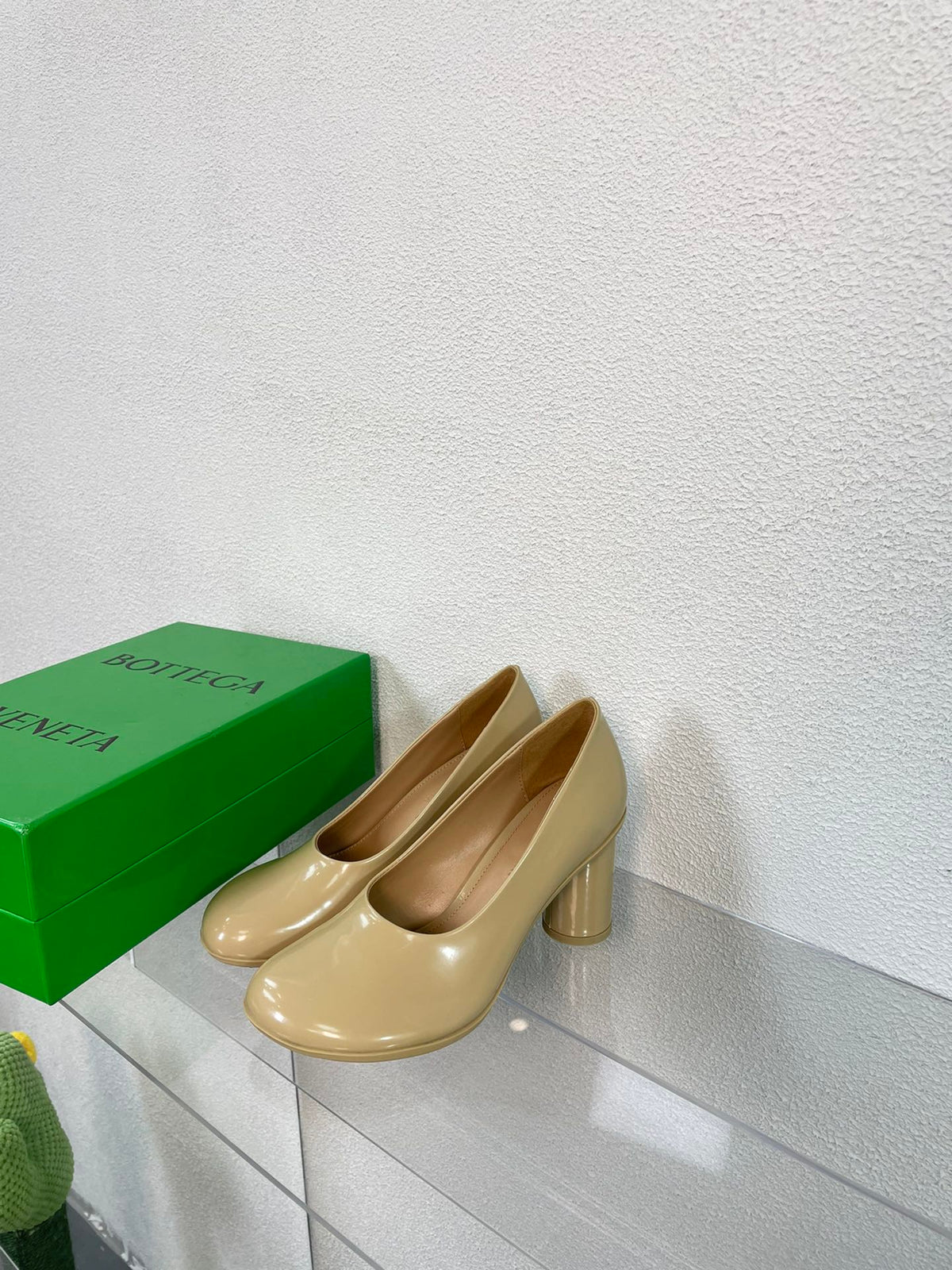 ATOMIC HIGH PUMP 9 CM IN BISQUE BEIGE CALFSKIN