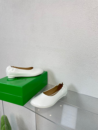 ATOMIC BALLERINA FLAT IN WHITE CALFSKIN