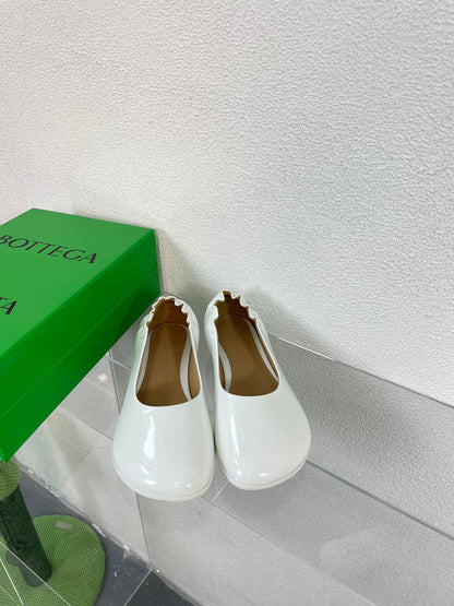 ATOMIC BALLERINA FLAT IN WHITE CALFSKIN