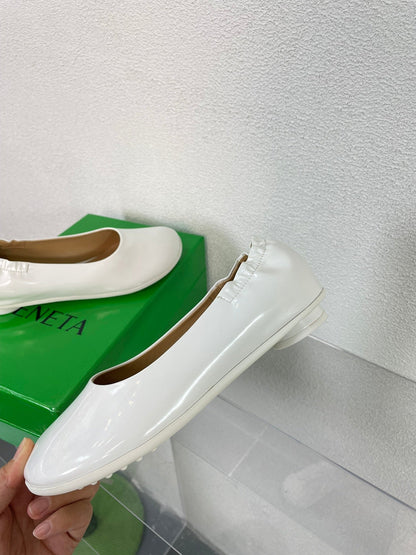 ATOMIC BALLERINA FLAT IN WHITE CALFSKIN