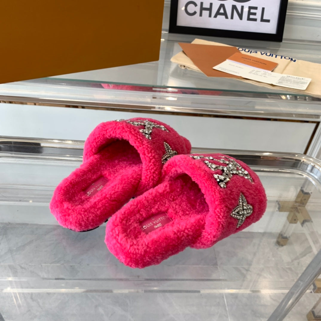 LV WOMEN'S PASEO FLAT SLIPPER IN DEEP PINK FLEECE