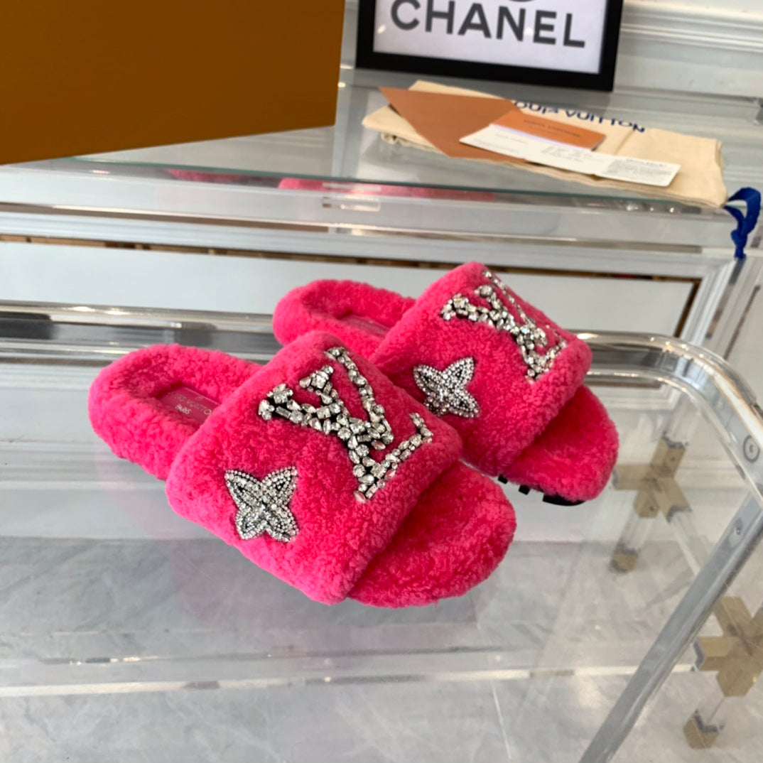 LV WOMEN'S PASEO FLAT SLIPPER IN DEEP PINK FLEECE