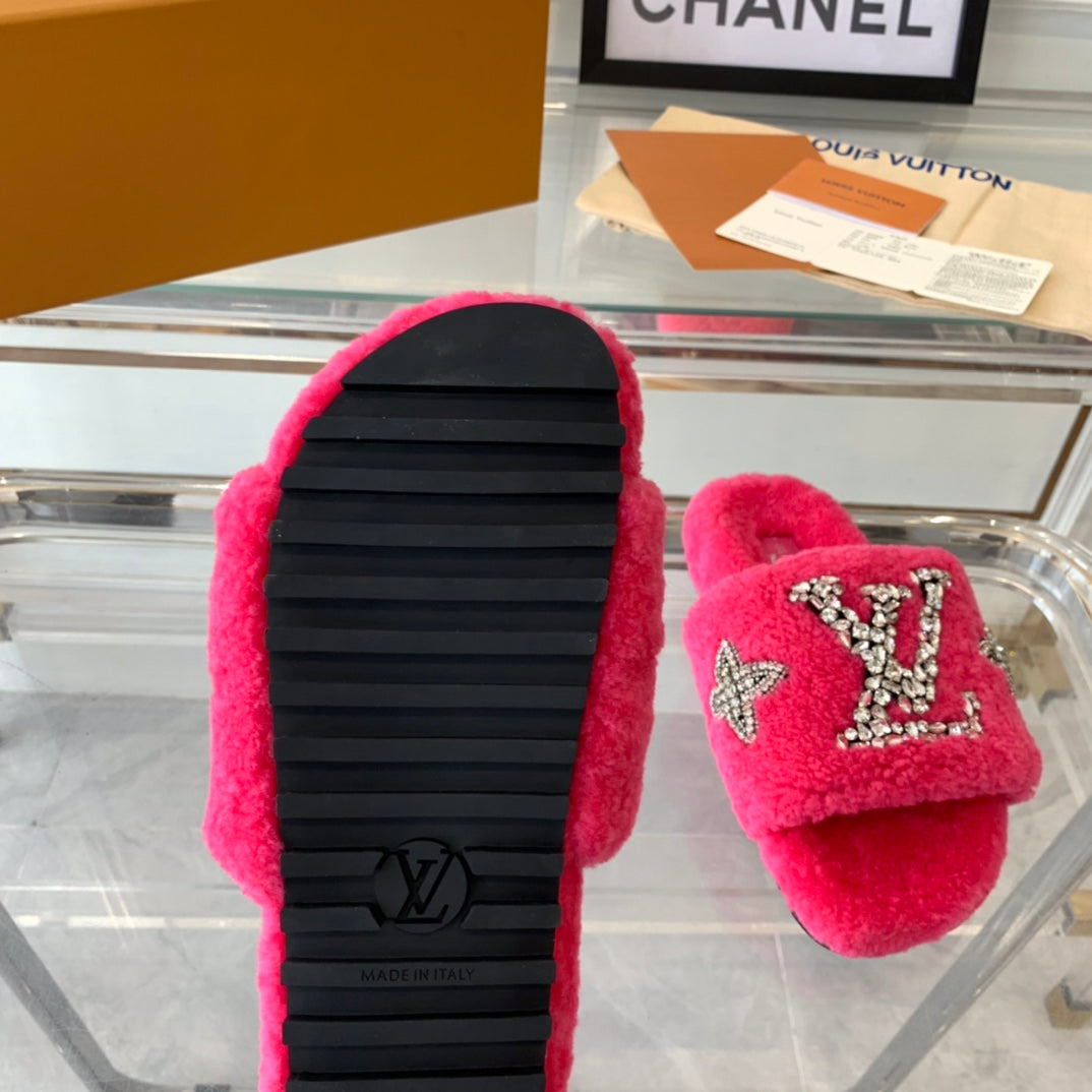 LV WOMEN'S PASEO FLAT SLIPPER IN DEEP PINK FLEECE