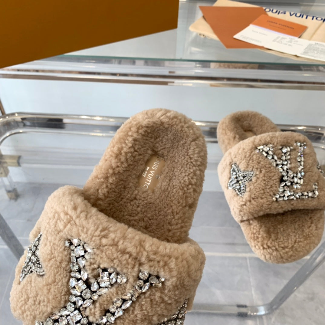 LV WOMEN'S PASEO FLAT SLIPPER IN TAN BROWN FLEECE