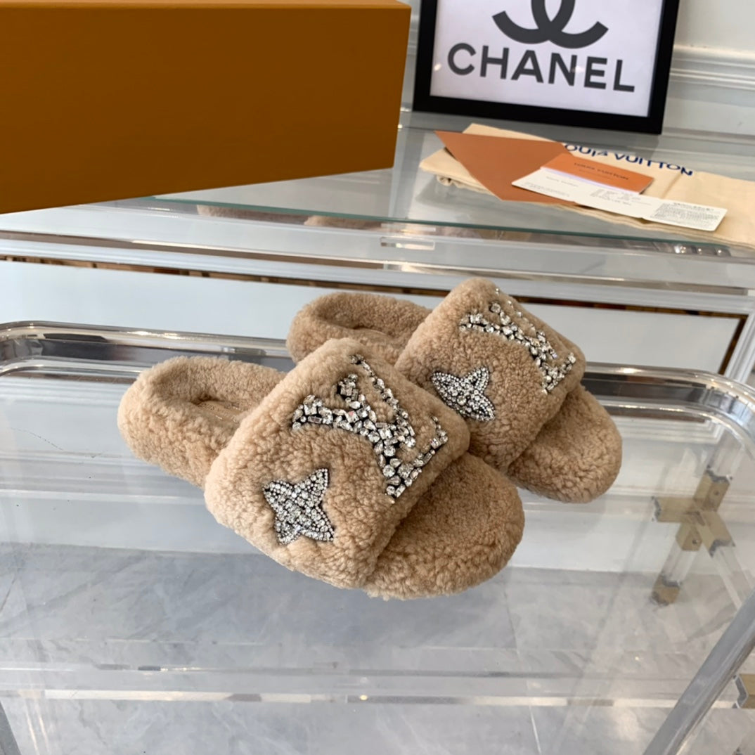 LV WOMEN'S PASEO FLAT SLIPPER IN TAN BROWN FLEECE