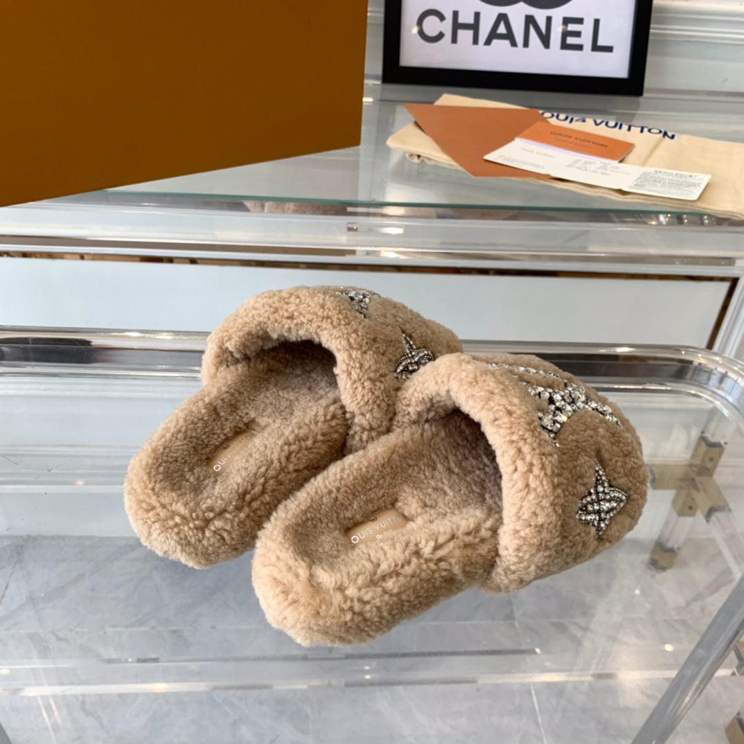 LV WOMEN'S PASEO FLAT SLIPPER IN TAN BROWN FLEECE