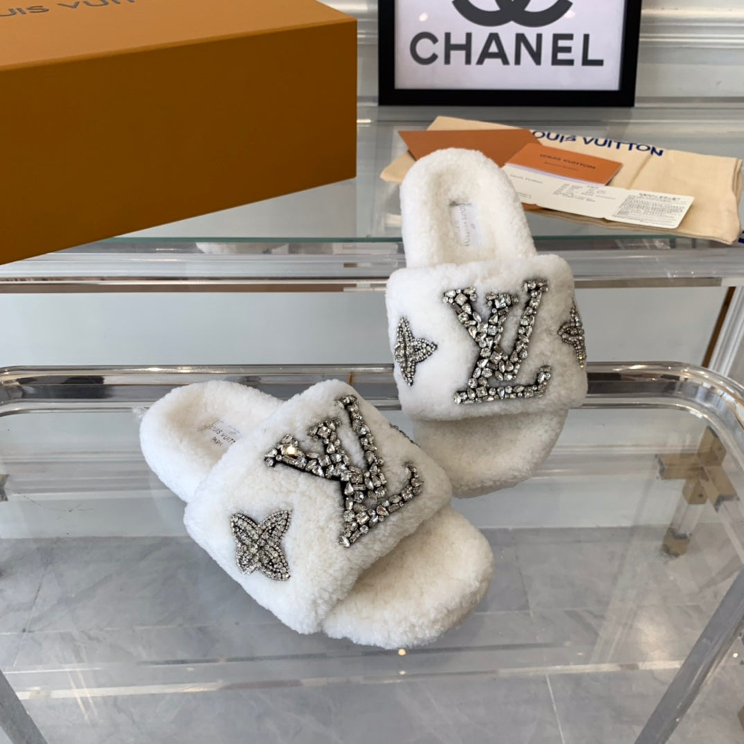 LV WOMEN'S PASEO FLAT SLIPPER IN WHITE FLEECE