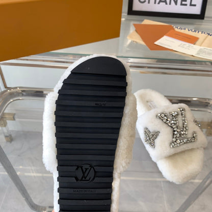 LV WOMEN'S PASEO FLAT SLIPPER IN WHITE FLEECE